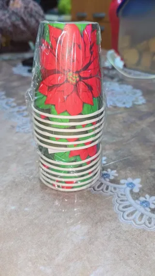 Bicchieri di carta con fiori rossi