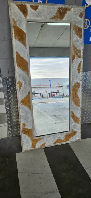 Espejo decorativo salón dorado y blanco