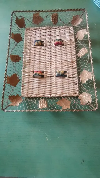 Vassoio metallo e vimini con frutta