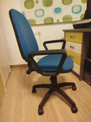 Silla de oficina negra y azul