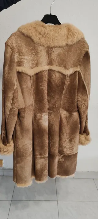Abrigo de piel marrón y beige