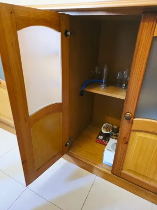 Armario de madera maciza y cristal