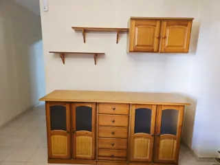 Armario de madera maciza y cristal