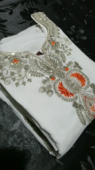 Abito etnico indiano bianco e oro