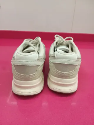 Zapatillas Pull&Bear grises y blancas