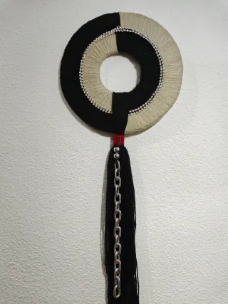 Decoración de pared circular con flecos 72x29