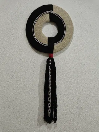 Decoración de pared circular con flecos 72x29