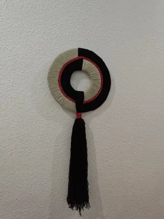 Decoración de pared circular con flecos 72x29