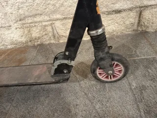 Patinete infantil rojo y negro