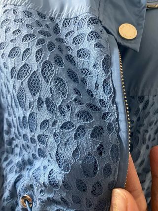 Parka cortavientos azul con encaje