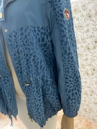 Parka cortavientos azul con encaje