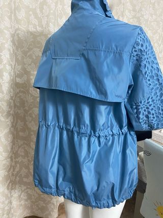 Parka cortavientos azul con encaje
