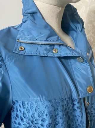 Parka cortavientos azul con encaje