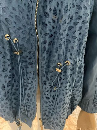 Parka cortavientos azul con encaje