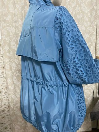 Parka cortavientos azul con encaje