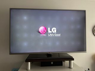 Televisión LG Negra y Plateada