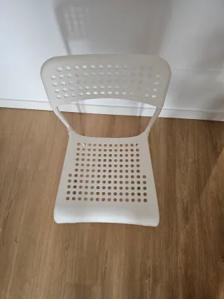 Silla ligera, hecha de plástico y acero