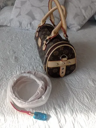 Bolso precioso con correa, nuevo