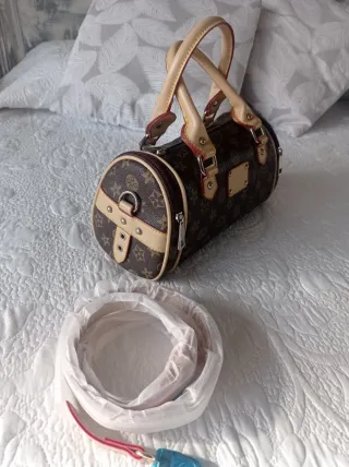 Bolso precioso con correa, nuevo