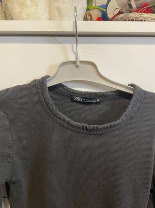 Camiseta Zara efecto desgastado gris