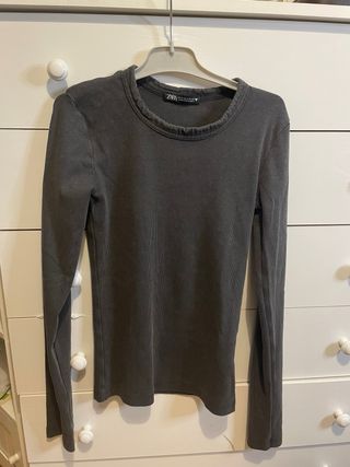 Camiseta Zara efecto desgastado gris