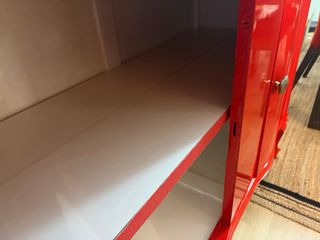 Aparador antiguo lacado rojo