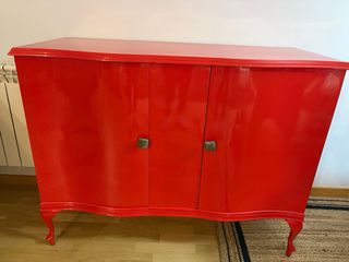 Aparador antiguo lacado rojo
