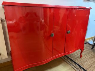 Aparador antiguo lacado rojo