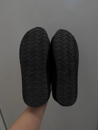 Zuecos negros con borreguillo y hebilla