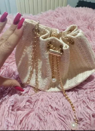 Bolsito de rafia con detalles dorados