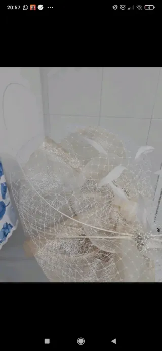 Tocado artesanal de celebraciones, beige y blanco.