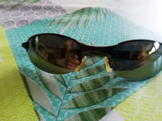 Gafas de sol Oakley gunmetal y dorado