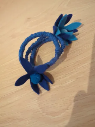 Diadema de alambre con flores