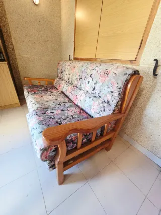 Sofá de tela con estructura de madera