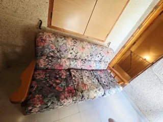 Sofá de tela con estructura de madera