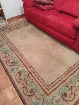 Alfombra beige con diseño floral