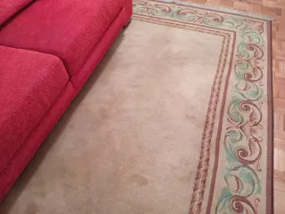 Alfombra beige con diseño floral