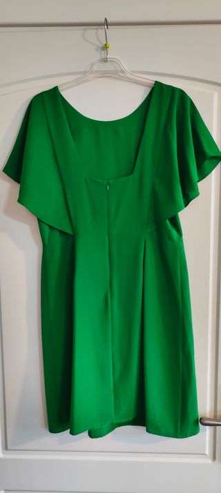 Vestido verde para evento con mangas mariposa