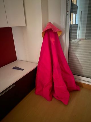 Capote rosa con forro amarillo