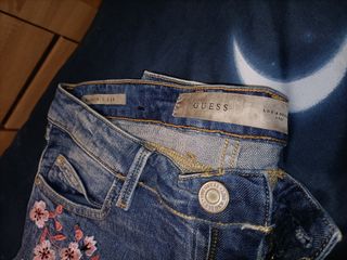 Jeans Guess bordados florales