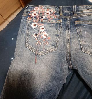 Jeans Guess bordados florales
