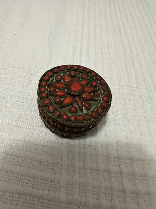 Pequeño joyero tibetano con incrustaciones