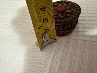 Pequeño joyero tibetano con incrustaciones