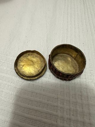 Pequeño joyero tibetano con incrustaciones