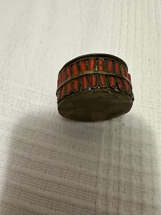 Pequeño joyero tibetano con incrustaciones