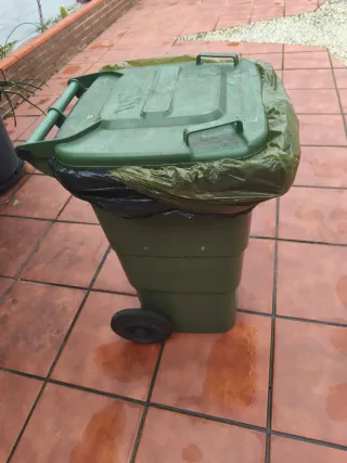 Cubo de basura verde con ruedas