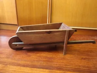 Carretilla decorativa de castaño