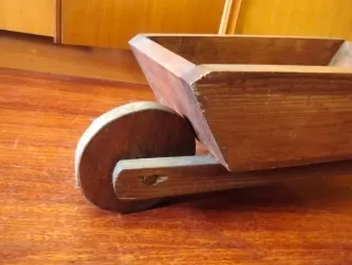 Carretilla decorativa de castaño