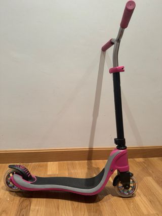 Patinete Globber rosa y gris
