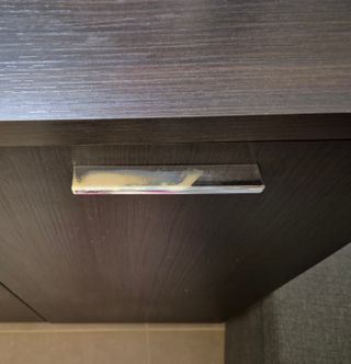 Aparador de madera oscuro